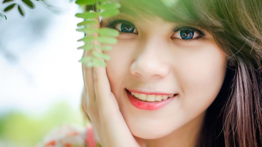 习近平主席《论教育》《习近平文化思想学习纲要》《近镜头：温暖的瞬间》繁体版在香港书展首发